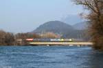 189 90x und 186 xxx überqueren mit einem KLV Zug am 08.03.2014 den Inn bei Kirchbichl.