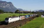 Wieder ist der Vectron 193 901-6 PCW für Lokomotion unterwegs. Hier am 17.9.2014 im Tiroler Unterland bei Kirchbichl, zusammen mit 186 283-8 und dem KLV zum Brenner.