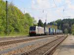 186 283 kommt am 24.04.2014 mit einem Lkw-Walter KLV-Zug in Richtung München durch Aßling.