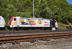 185 664-0 von Lokomotion mit einer Beklebung für Kombiverkehr steht am 5.5.2016 auf einem Abstellgleis im Bahnhof Arnoldstein.