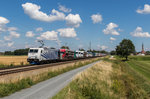 185 662 fährt mit einer RoLa am 7. August bei Übersee in Richtung München.