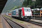 Nachschuss auf 185 665-7  LKW und Bahn - kombiverkehr  am 03.07.2018, als diese unterhalb von italienischer Oberleitung durch den Bahnhof von Brennero gen Österreich rollte.