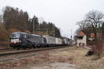 193 666 von Lokomotion mit einem KLV-Zug Richtung Süden in Aßling (Oberbay), 20.02.2020.
