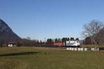 139 555 mit einem Stahlzug aus München kommend am 9. Februar 2022 bei Niederaudorf im Inntal.