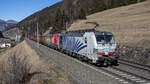 193 770 und 193 310 sind bei Wolf am Brenner bergwärts unterwegs, aufgenommen am 13.02.2023.