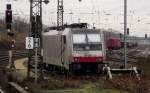 186 284 von Railpool/Lokomotion steht am 15.12.13 in Frankfurt Ost von Bahnsteig aus fotografiert 