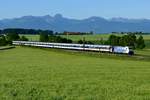 Der morgendliche M 79060 von Kufstein nach München HBF steht momentan bei Eisenbahnfreunden hoch im Kurs, kommt hier doch die NX-Wagen-Garnitur als Ersatz für einen Meridian-Triebzug zum Einsatz. Am 08. Juni 2017 warteten erneut etliche Fotografen gespannt darauf, welche Maschine aus dem Fahrzeugpool von Lokomotion diesmal zum Einsatz kommt. Es wurde 186 440 - wieder keine Schaltwerk-Lok, aber immerhin farblich passend zum Zug.