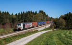 193 775 von Lokomotion fährt mit einem Containerzug bei Grabenstätt in Richtung München, aufgenommen am 17.