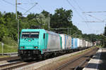 Die an Lokomotion vermietete Alpha Trains 185 576 durchfährt am 10.07.2020 mit ihrem Zug Aßling.