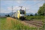 ES64U2-033 bringt bei guten Fotobedingungen einen KLV-Zug vom Brenner nach Mnchen.