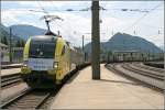 ES64U2-013´KOMBIVERKEHR´rollt mit einem KLV-Zug, beladen mit  Stammkunden , vom Brenner komment in den Bahnhof Kufstein ein.