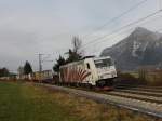 Die 185 666 von Lokomotion mit einem KLV-Zug unterwegs bei Niederaudorf.