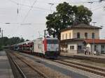 Die 185 665 am 25.06.2010 mit einem Autozug bei der Durchfahrt in Aling. 