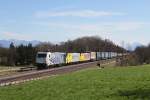 185 663 + 189 905 + 189 907 mit einem KLV Zug am 02.04.2011 bei Hilperting.