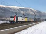 Die 185 665 und die ES 64 F4-003 am 29.01.2011 mit einem KLV-Zug unterwegs bei Schwaz. 