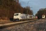 185 661 + 186 283 mit einem KLV Zug am 13.12.2011 in Aling.