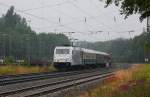 Am 28.06.2013 fuhr ein langer Leerzug ber die Rollbahn. 
Um 08.06 Uhr war die Lokomotion 663 mit dem DLr 1751, der aus 14 Wagen bestand,
nach Hamburg unterwegs. Das Foto entstand bei Regen an der Einfahrt in den
Bahnhof Hasbergen.