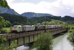 Der Lokzug mit 486 507-7 BLS, 189 927-7 LM, 486 505-8 BLS, 185 662-4, 185 666-5 und 186 282-0 von LM ist am 3.6.2014 vom Brenner kommend nach Kufstein unterwegs, hier auf der Innbrücke bei