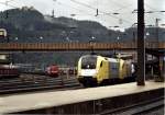 ES64U2 028 und eine Schwestermaschiene warten mit dem  VW-Autozug  im Sommer 2005 auf die Abfahrt zum Brenner.