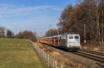 139 135 fährt mit einem Autozug beim BÜ Vogl in Richtung Kufstein, aufgenommen am 13. Dezember 2016.