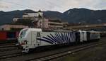 Die neue Vectron 193 772-1  Viola  von Lokomotion steht am 14.12.2016 mit 139 135-8 im Bahnhof Kufstein. Sie kamen als Lokzug vom Brenner. Im Hintergrund die Festung Kufstein.