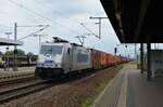 368 008-7 zieht einen Containerzug durch Nauen in Richtung Hamburg.