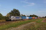 383 402 mit einem Containerzug aus Braunschweig kommend am 16. September 202 bei Woltorf.