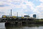 Metronom Doppelstockwagenzug am 18.07.19 auf der Eisenbahnbrücke in Hamburg in der nähe des Hauptbahnhofes 
