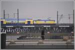 Die Metronom 146 bringt etwas Farbe auf die Oberhafenbrcke in Hamburg. (24.10.2011)