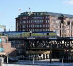 Eine Baureihe 246 der Metronom hat gerade den Hamburger Hauptbahnhof verlassen.
09.02.2012, Hamburg Oberhafenbrcke