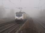146 534 schickt sich, MEr 81917 in Richtung Hamburg vor sich her schiebend, an, den Bahnhof Scheeel zu verlassen und wird in wenigen Sekunden im dichten Nebel verschwunden sein. (24.11.2012)