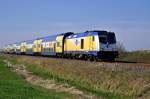 LNVG 246 007, vermietet an Metronom, ist am 15.04.15 mit ME RE 5 (83484) Cuxhaven - Hamburg Hbf in Altenbruch unterwegs.