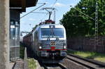 Mindener Kreisbahnen GmbH, Minden [D]  mit der Vectron Dual  248 006 / VE 24 ,Name:  Merle  (NVR:  90 80 2248 006-9 D-SIEAG ) und einem Güterzug am 05.06.23 Durchfahrt Bahnhof