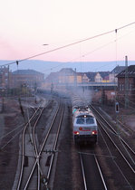Da der MKB-eigene Güterbahnhof nicht elektrifiziert ist, muss MKB V 6 soeben den aus Köln eingetroffenen Kesselwagenzug nebst E-Lok auf den letzten Metern ziehen.