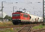 Zug 69104 - MEG 712 / 155 249-6 mit Zementzug durch Anklam am 26.08.2019. Mein Standort ist die Parkfläche in der Hafenstrasse am Abzweig zum Binnenhafen Anklam. 