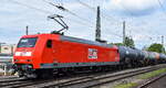 MEG - Mitteldeutsche Eisenbahn GmbH, Schkopau [D] mit der wie neu ausschauenden  145 037-8  [NVR-Nummer: 91 80 6145 037-8 D-DB] und einem Kesselwagenzug am 11.05.23 Vorbeifahrt Bahnhof