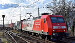 Mitteldeutsche Eisenbahn GmbH, Schkopau [D] mit der  145 042-8  [NVR-Nummer: 91 80 6145 042-8 D-DB] und einem Containerzug am 29.01.24 bei der Vorbeifahrt Bahnhof Magdeburg Neustadt.