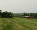 Zementzug mit den silber glänzenden Waggons schlängelt sich durch das grüne Vogtland. Mit MEG 604 und einer Class 77 am 23.05.2015 in Ruppertsgrün. 