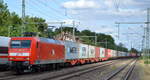 Mitteldeutsche Eisenbahn GmbH, Schkopau [D] mit  145 038-6  [NVR-Nummer: 91 80 6145 038-6 D-DB] und Containerzug am 27.07.22 Durchfahrt Bahnhof Niederndodeleben.