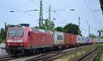 Mitteldeutsche Eisenbahn GmbH, Schkopau [D] mit  145 029-5  [NVR-Nummer: 91 80 6145 029-5 D-DB] und einem Containerzug am 29.06.22 Vorbeifahrt Bahnhof Magdeburg-Neustadt.