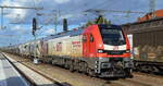 Mitteldeutsche Eisenbahn GmbH, Schkopau [D] mit  159 235-1  [NVR-Nummer: 90 80 2159 235-1 D-RCM] und einem Zementstaubzug am 11.10.22 Durchfahrt Bahnhof Golm.