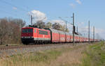 155 196 (MEG 705) führte am 11.04.19 einen Autozug durch Braschwitz Richtung Halle(S).