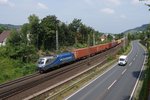 1116 911 der Mittelweserbahn ist am 22.07.2016 mit einem Containerzug auf der Main-Spessart-Bahn  unterwegs und fährt hier in den Bahnhof Veitshöchheim ein. Zuglauf und -nummer sind unbekannt.