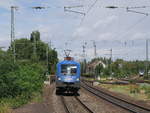 182 911 der Mittelweserbahn kommt mit ihrer blauen Front voraus (und nicht im Bild einem Containerzug am Haken) südwärts fahrend durch Lüneburg; 11.08.2018  