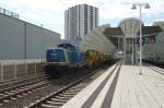 V 1353 der Mittelweserbahn schleppt Bahndienstfahrzeuge der DB durch  Luwigshafen Mitte Richtung Mannheim.