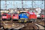 Blick in den Hbf Stralsund... V 2305 -MWB- geht gerade, mit einer ER 20 berfhrung nach Mukran, ber die Weichenstrae.   am 18.03.08 