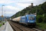 1116 911-7 der MWB durchfhrt am 27.8.2010 mit einem Kesselzug den Bahnhof Kaub. Leider blieb es das einzige Foto an dieser Stelle, denn kurz darauf kam der Zugverkehr wegen einer Streckensperrung weitgehend zum Erliegen.
