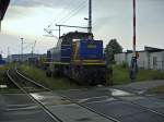 mak G1206 der Mittelweserbahn rangiert mit ihrem Langschienenzug im Seehafen Wismar hier ist sie am 29.6.2010 am Bahnbergang W2 der Hansestadt.