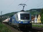 1116 911 und eine MaK G1206 der MWB durchfahren am 12.Juli 2011 mit einem Gaskesselzug Thngersheim Richtung Wrzburg.