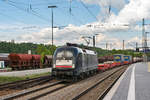 ES 64 U2-062 (182 562-9) der MRCE mit einem Güterzug in Richtung Regensburg am 14.05.2017 in Vilshofen.